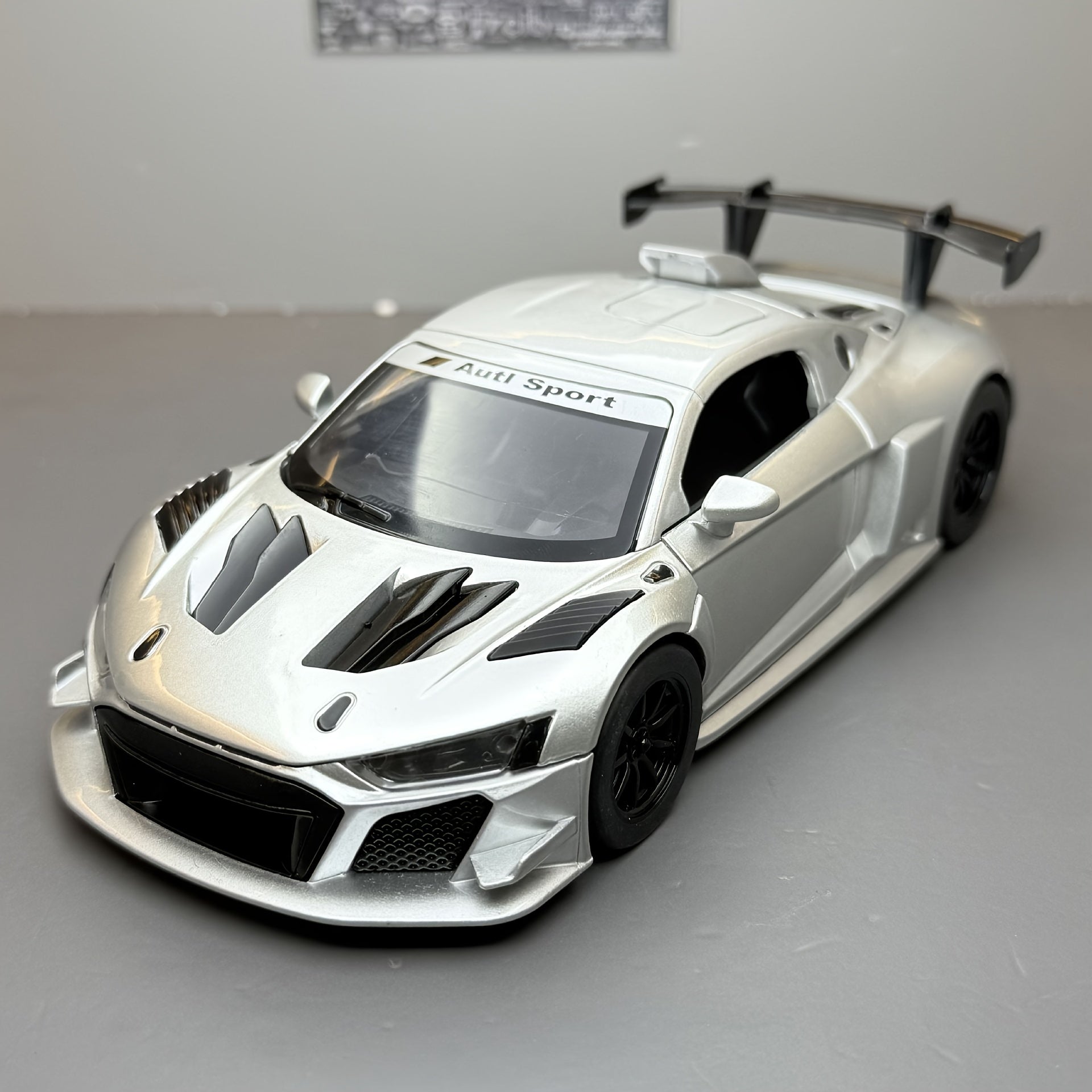 🏎️ Maqueta Audi R8 1:24 – ¡Puertas, Capó y Maletero Abatibles! | Realismo y Potencia Alemana