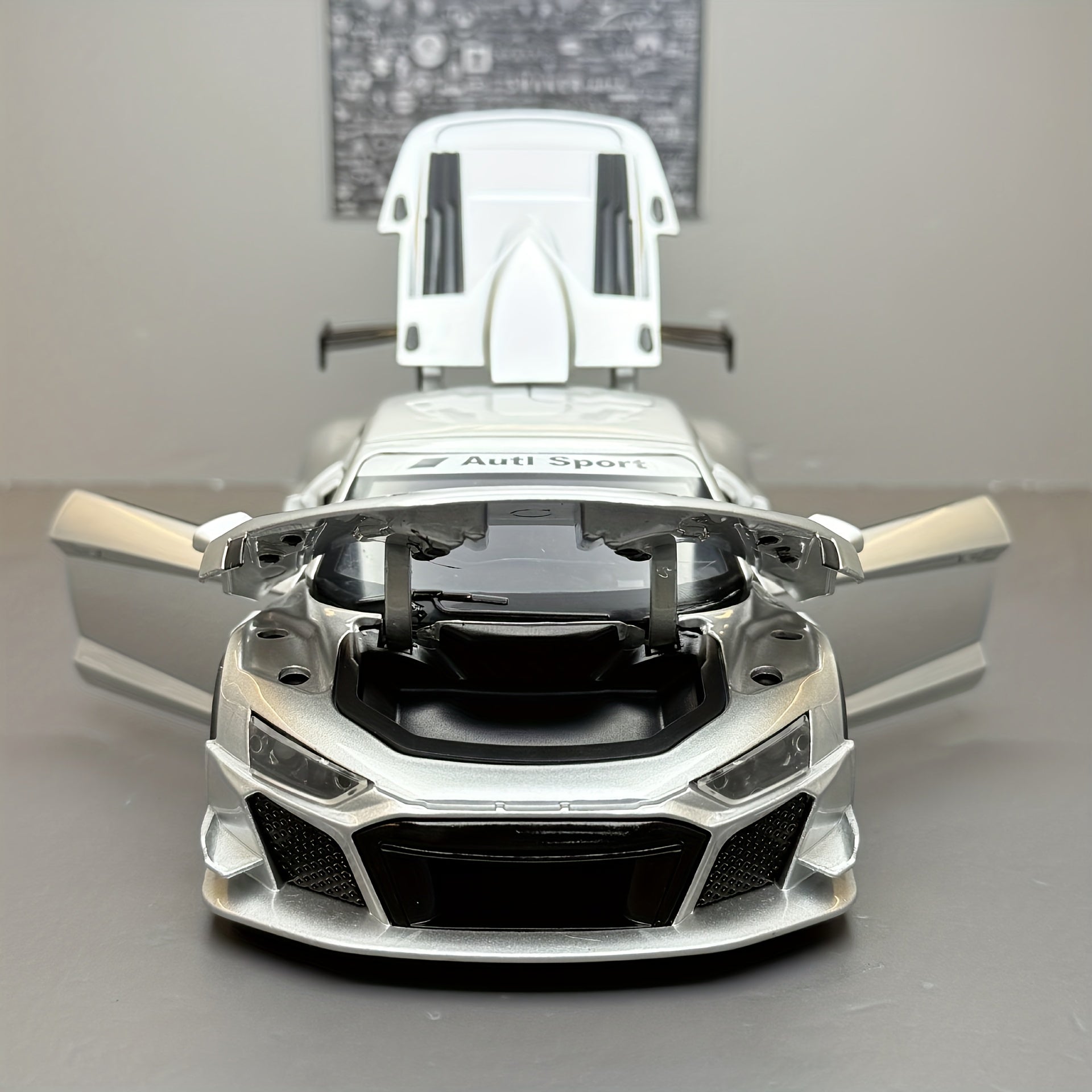 🏎️ Maqueta Audi R8 1:24 – ¡Puertas, Capó y Maletero Abatibles! | Realismo y Potencia Alemana