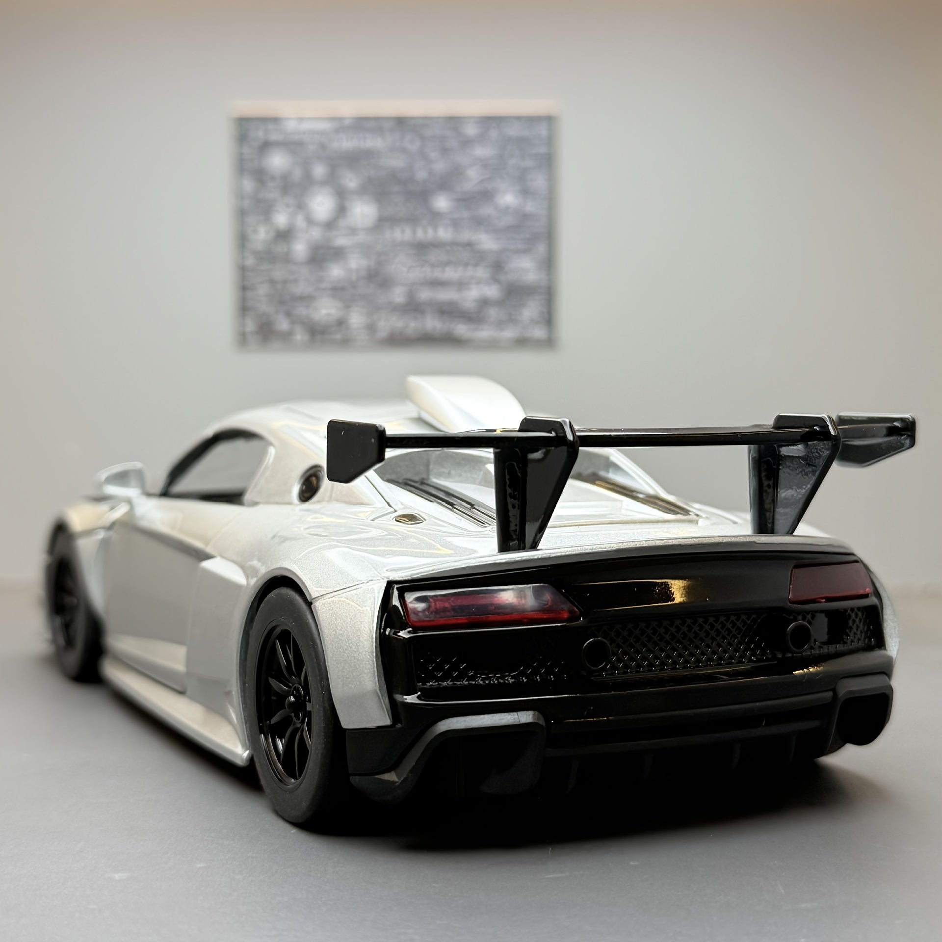 🏎️ Maqueta Audi R8 1:24 – ¡Puertas, Capó y Maletero Abatibles! | Realismo y Potencia Alemana