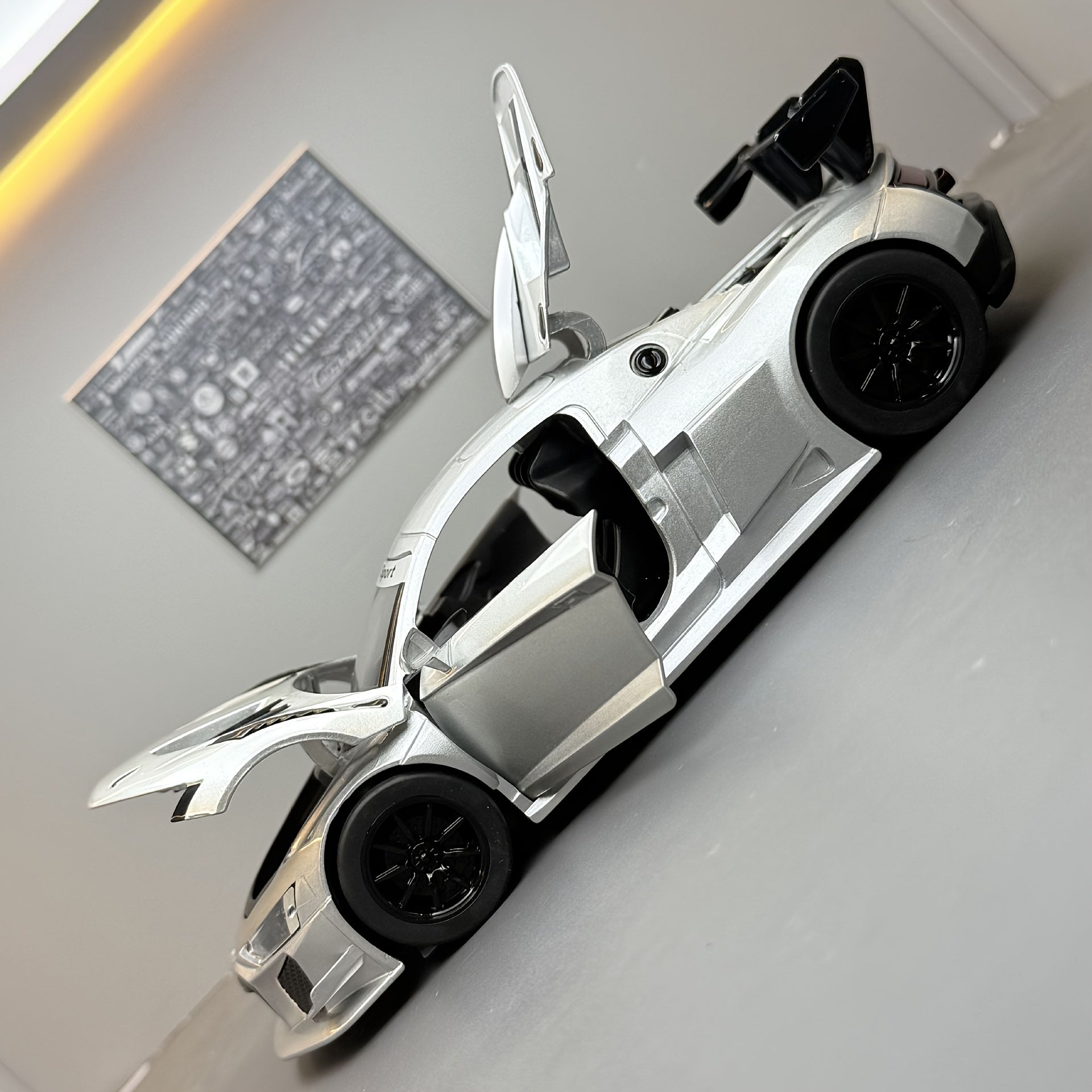 🏎️ Maqueta Audi R8 1:24 – ¡Puertas, Capó y Maletero Abatibles! | Realismo y Potencia Alemana