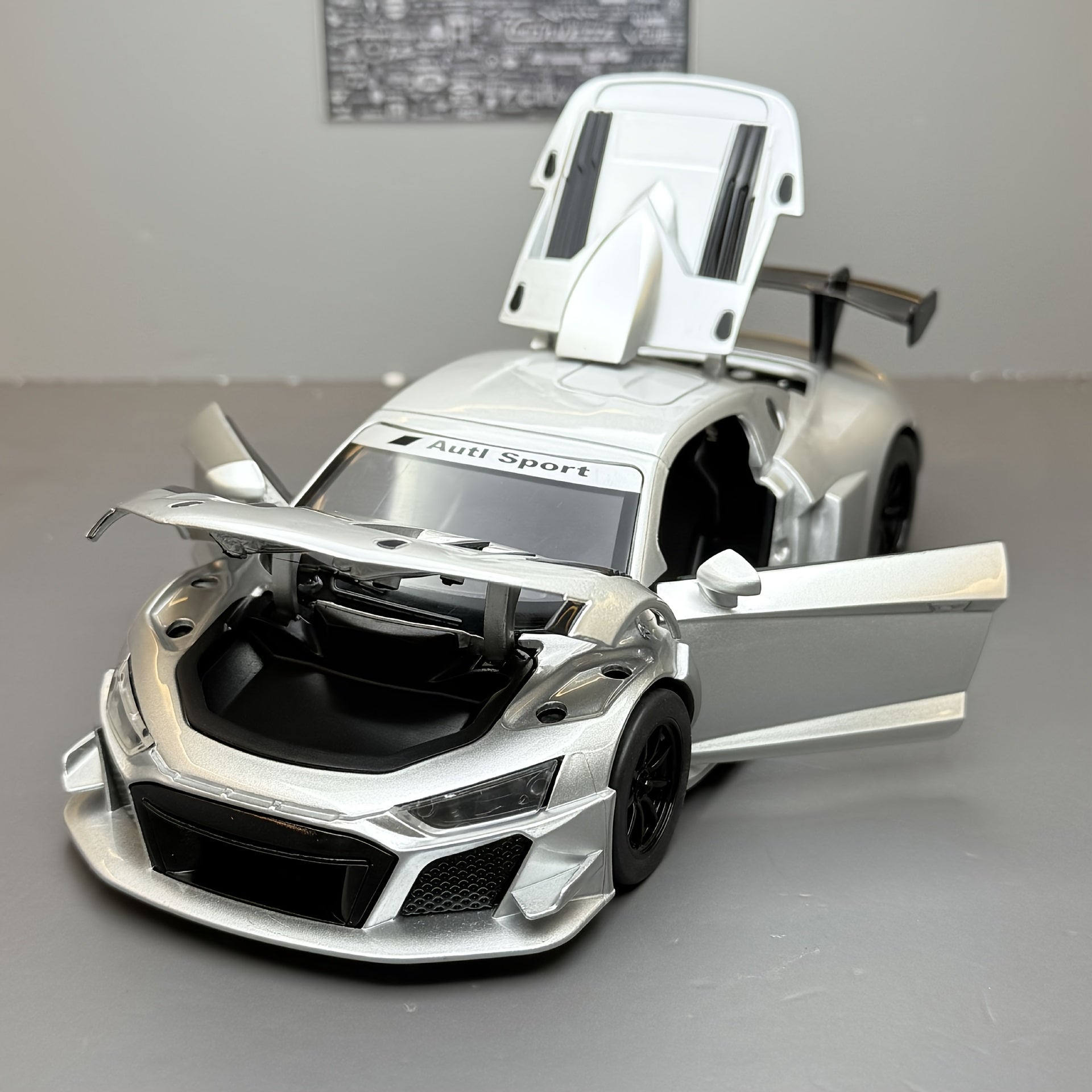 🏎️ Maqueta Audi R8 1:24 – ¡Puertas, Capó y Maletero Abatibles! | Realismo y Potencia Alemana