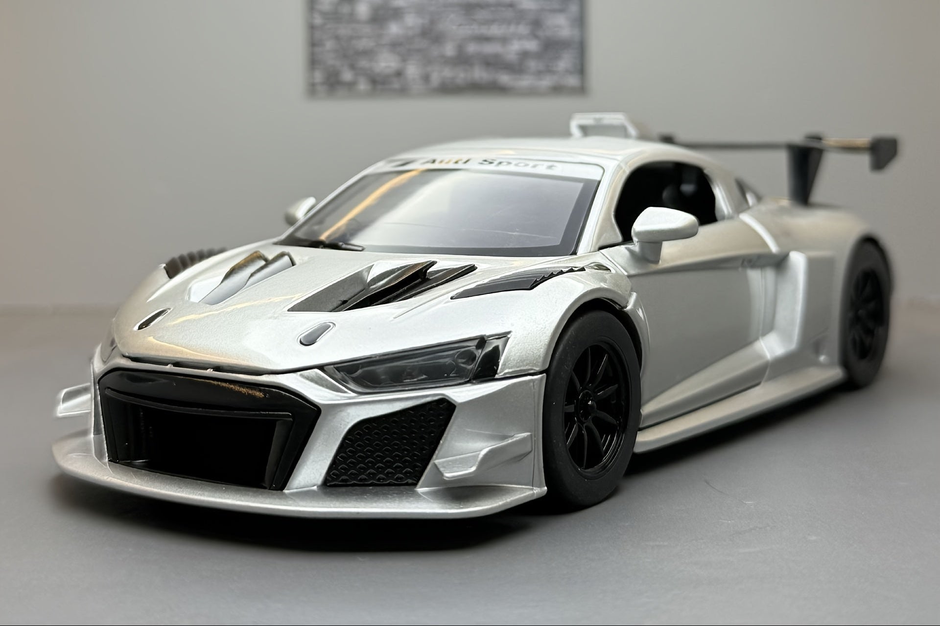 🏎️ Maqueta Audi R8 1:24 – ¡Puertas, Capó y Maletero Abatibles! | Realismo y Potencia Alemana